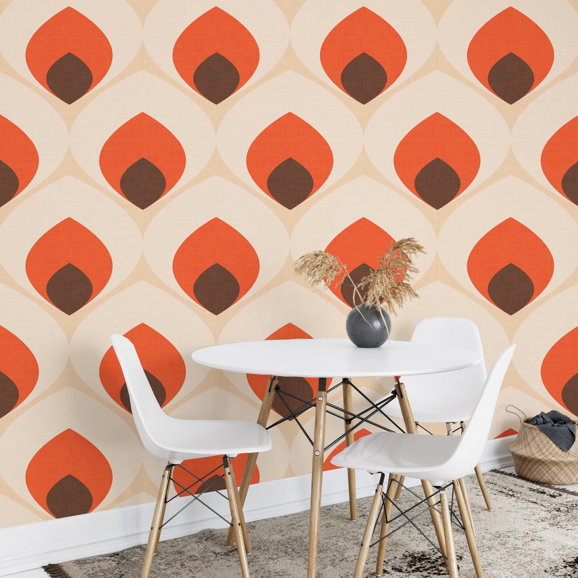 Retro ogee wallpaper in warm orange tones
